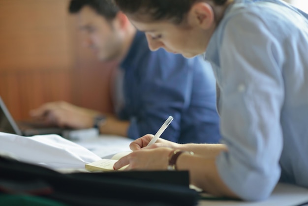 giovane uomo d'affari in riunione d'affari per discutere di idee in ufficio mentre si lavora al computer portatile