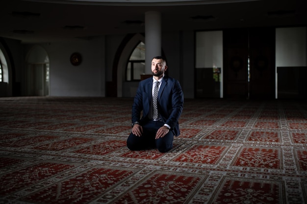 Giovane uomo d'affari musulmano che prega