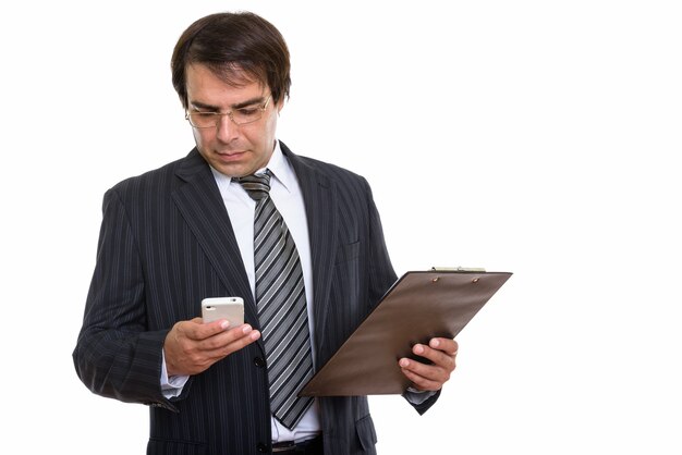 giovane uomo d'affari persiano utilizzando il telefono cellulare e appunti