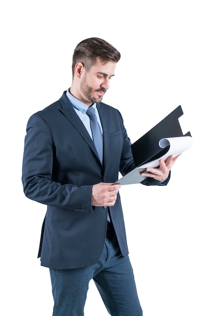 Giovane uomo d'affari serio con la barba che indossa un abito e guardando il documento nei suoi appunti. Concetto di scartoffie. Ritratto isolato