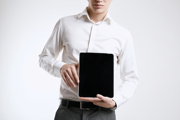 Giovane uomo d'affari sicuro in camicia con la compressa digitale