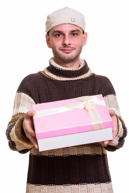 giovane uomo dando confezione regalo