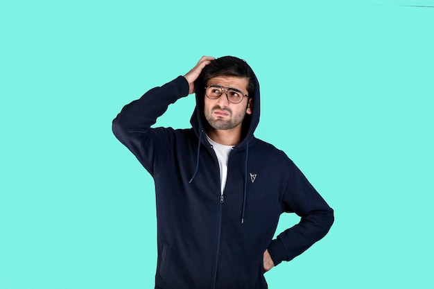 giovane uomo davanti posa pazzo, confuso su sfondo blu modello pakistano indiano