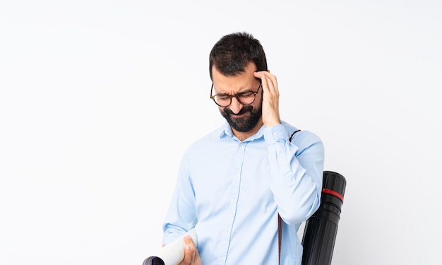 Giovane uomo dell'architetto con la barba sopra bianco isolato con l'emicrania