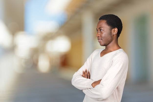 Giovane uomo di colore africano casuale