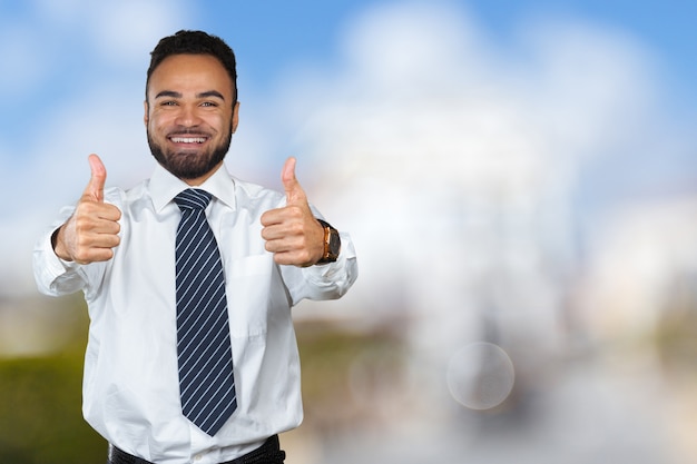 Giovane uomo di colore freddo felice che celebra, segno GIUSTO