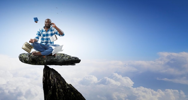 Giovane uomo di colore seduto e meditando. Tecnica mista