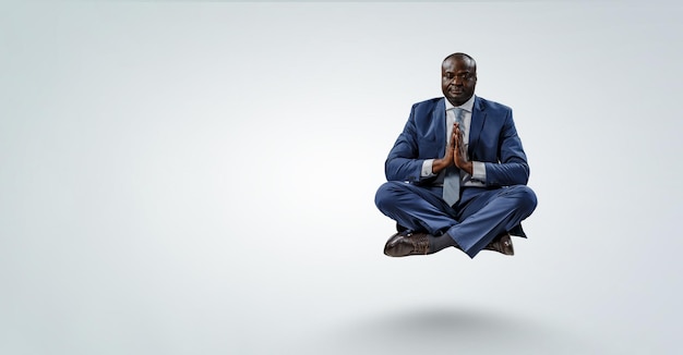 Giovane uomo di colore seduto e meditando. Tecnica mista