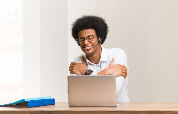 Giovane uomo di colore telemarketer che dà un abbraccio