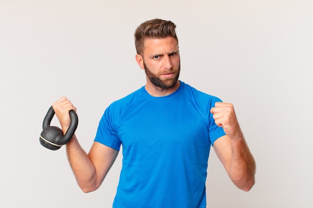 Giovane uomo di forma fisica che solleva un manubrio