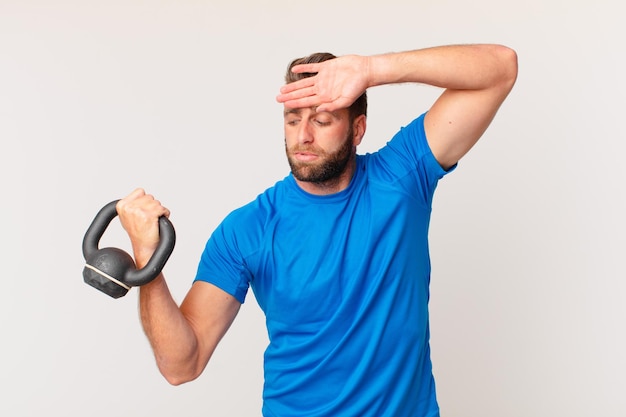 Giovane uomo di forma fisica che solleva un manubrio