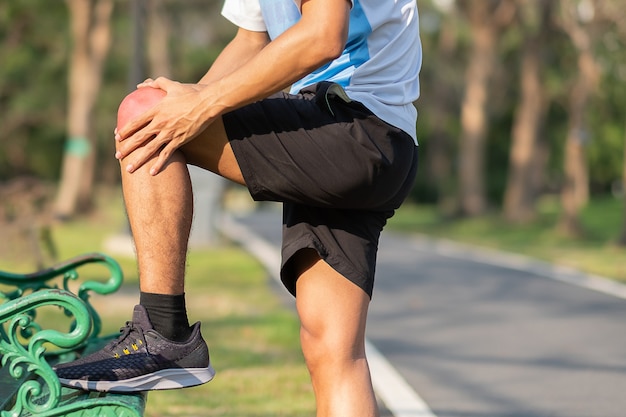 Giovane uomo di forma fisica che tiene la sua ferita della gamba di sport. muscolo doloroso durante l&#39;allenamento