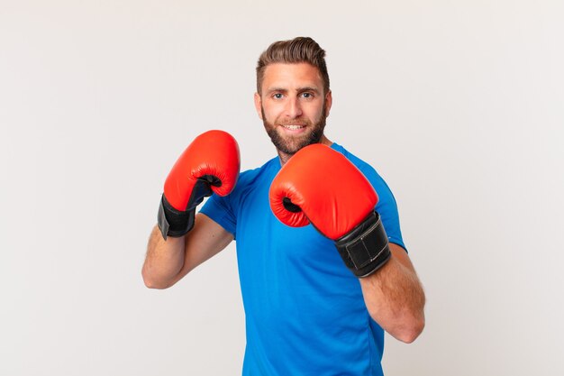 Giovane uomo di forma fisica con i guantoni da boxe