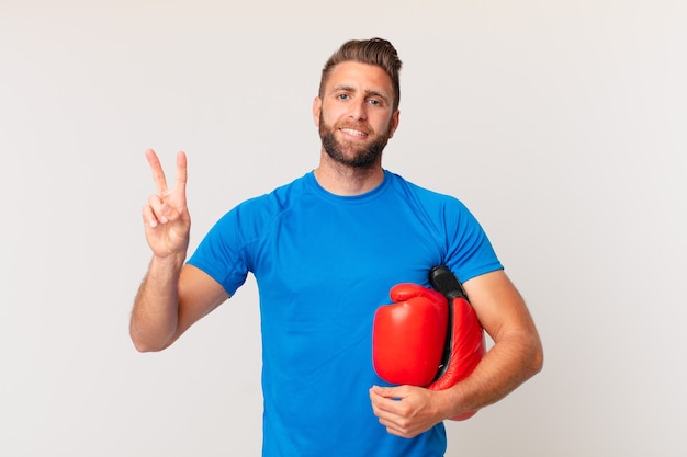 Giovane uomo di forma fisica con i guantoni da boxe