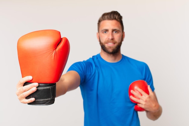 Giovane uomo di forma fisica con i guantoni da boxe