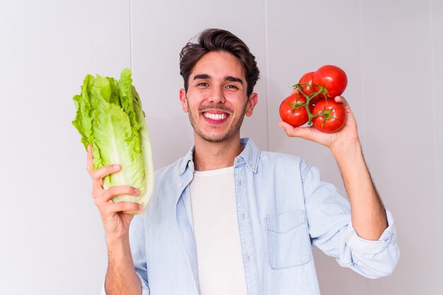 Giovane uomo di razza mista che prepara un'insalata per pranzo