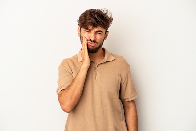 Giovane uomo di razza mista isolato su sfondo grigio con un forte dolore ai denti, dolore molare.