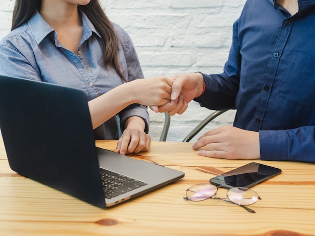 Giovane uomo e donna di affari che agitano le mani per Coworking.