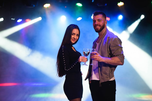 Giovane uomo e donna godendo una festa.