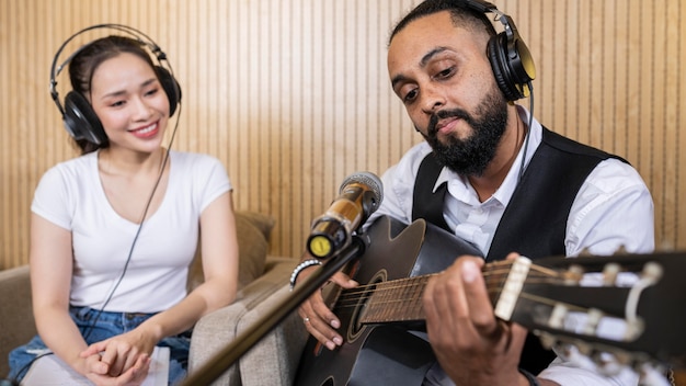 Giovane uomo e donna in diretta alla radio