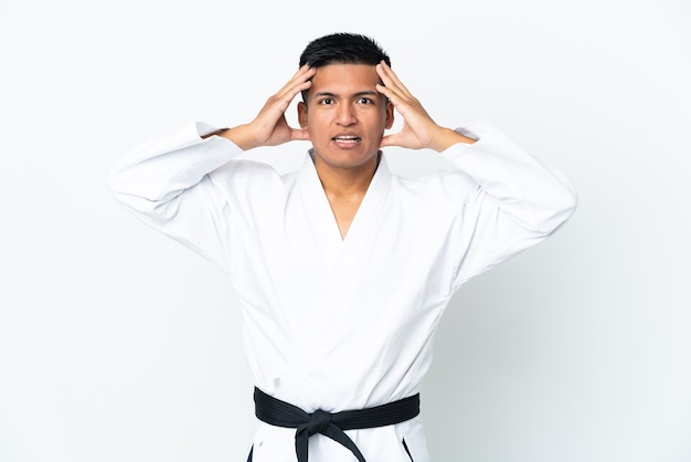 Giovane uomo ecuadoriano che fa karate isolato