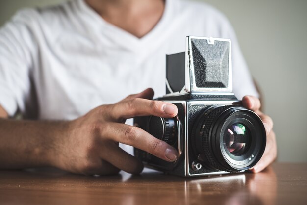 giovane uomo elegante hipster con vecchia macchina fotografica