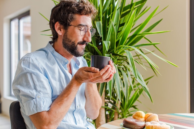 Giovane uomo fare colazione a casa