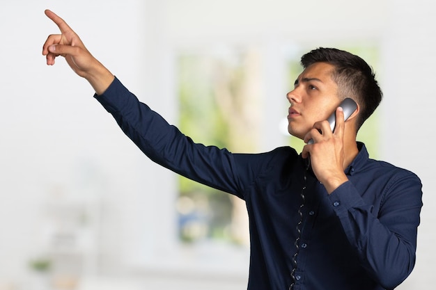 Giovane uomo felice casual al telefono