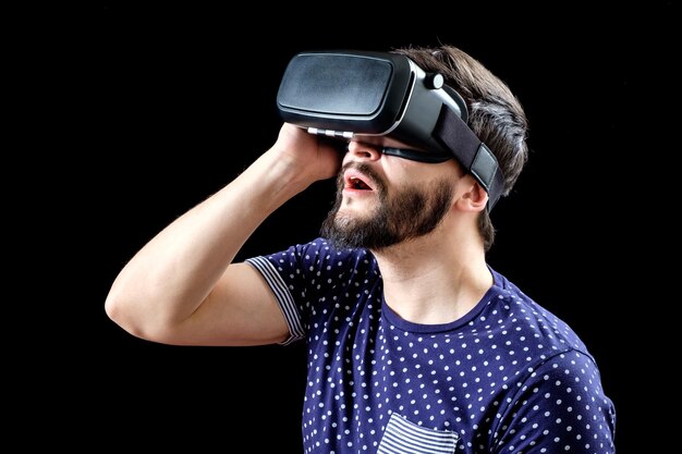 Giovane uomo felice vivendo la realtà virtuale