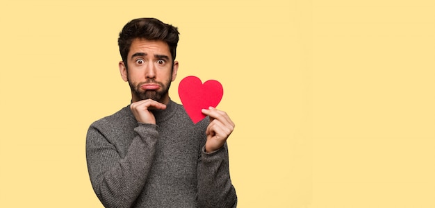 Giovane uomo festeggia il giorno di San Valentino