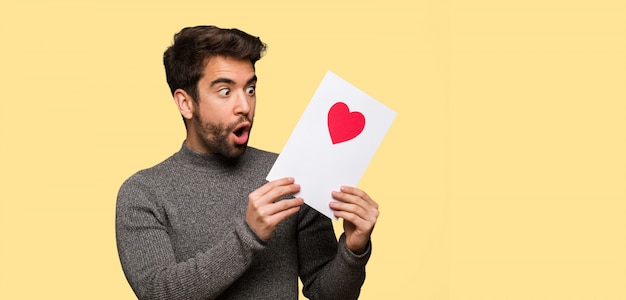 Giovane uomo festeggia il giorno di San Valentino