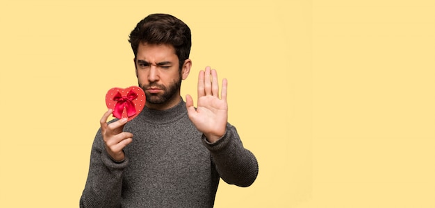 Giovane uomo festeggia il giorno di San Valentino