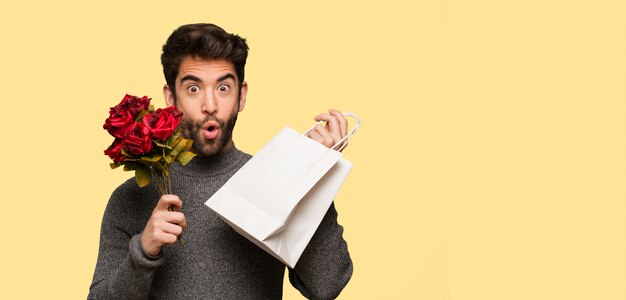 Giovane uomo festeggia il giorno di San Valentino