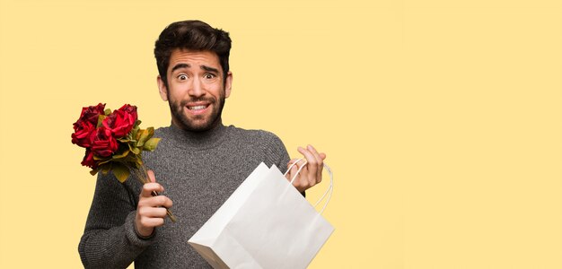 Giovane uomo festeggia il giorno di San Valentino