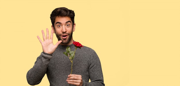 Giovane uomo festeggia il giorno di San Valentino