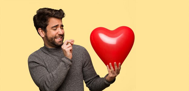 Giovane uomo festeggia il giorno di San Valentino