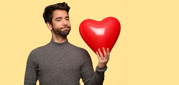 Giovane uomo festeggia il giorno di San Valentino