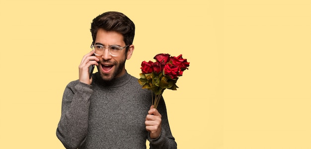 Giovane uomo festeggia il giorno di San Valentino