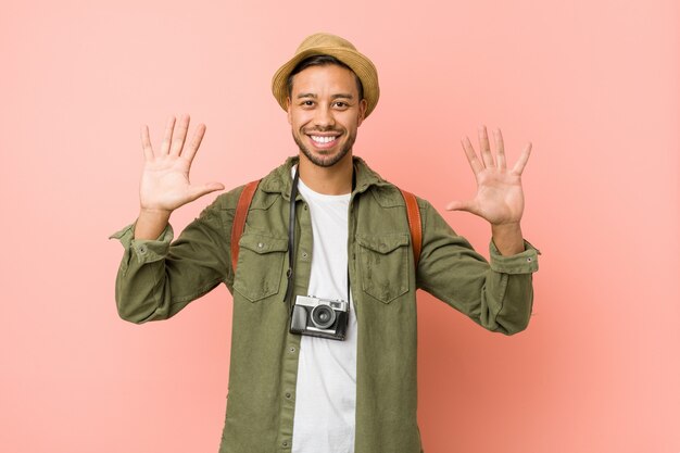 Giovane uomo filippino del viaggiatore che mostra numero dieci con le mani.