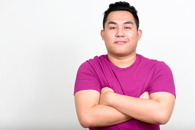 giovane uomo filippino in sovrappeso bello contro il muro bianco