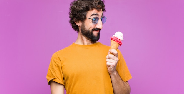 Giovane uomo freddo con gelato