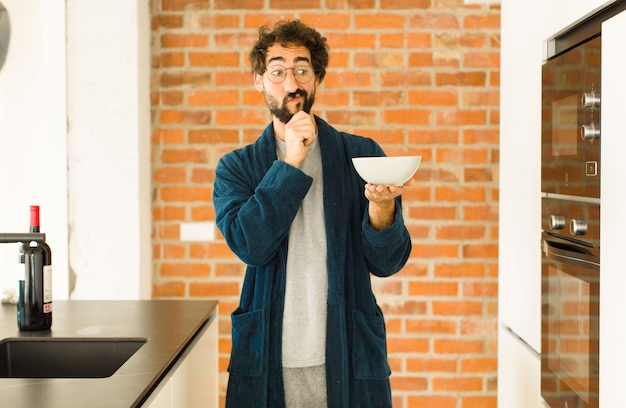 Giovane uomo freddo in cucina