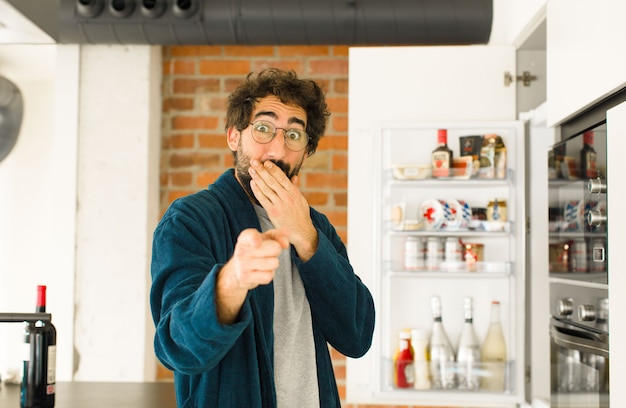 Giovane uomo freddo in cucina