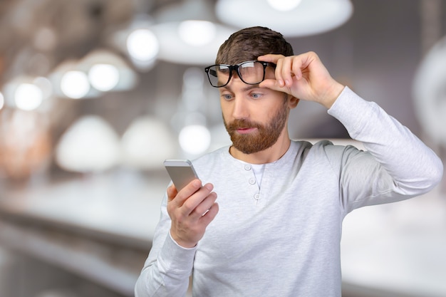 Giovane uomo guardando il suo smartphone