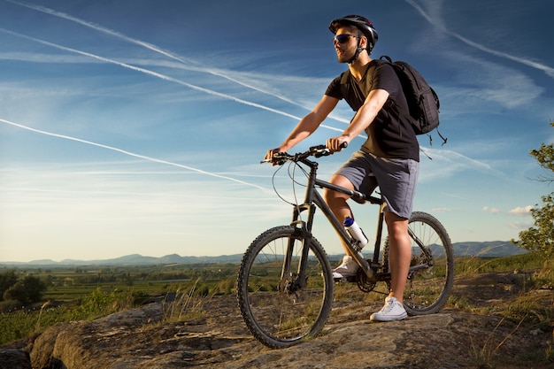 Giovane, uomo, guida, mountain bike