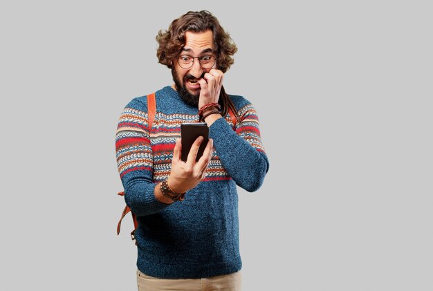 Giovane uomo hippie con uno smart phone