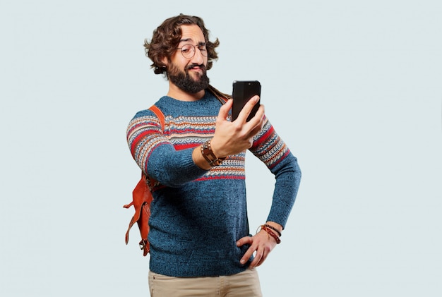 Giovane uomo hippie con uno smart phone