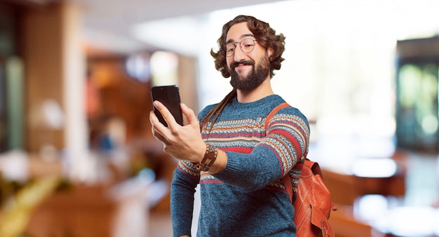 Giovane uomo hippie con uno smart phone