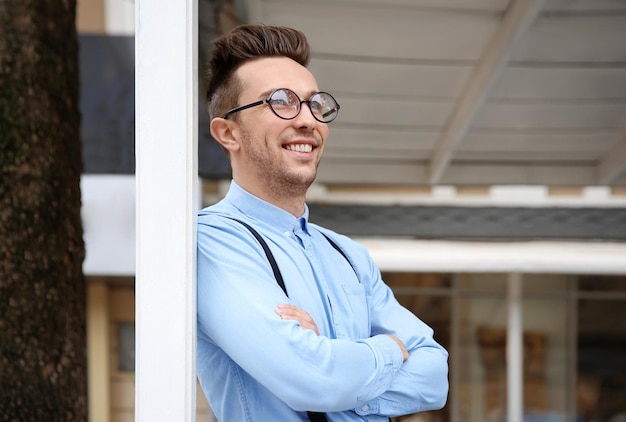 Giovane uomo hipster all'aperto