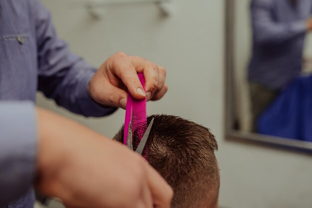 Giovane uomo in Barbershop Hair Care Service Concept Messa a fuoco selettiva Foto di alta qualità